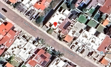 Casa en Remate, con patio, jardín y balcón en Zona de Alta Plusvalía, Col. Cumbres del Lago, Querétaro, Querétaro