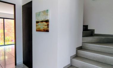 VENTA DE CASA CON ALBERCA EN CONDOMINIO DE 15 CASAS EN JIUTEPEC, MORELOS.