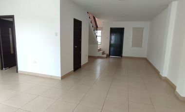 SE ALQUILA CASA 4 HABITACIONES EN VILLAS DEL BOSQUE, VIA  ALA COSTA