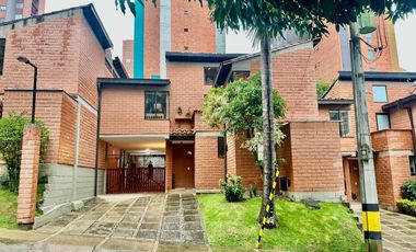 Fabulosa Casa Unifamiliar en unidad cerrada-Tu hogar ideal en Loma de Los Bernal
