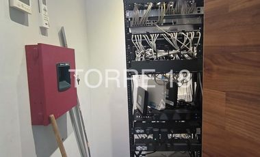 OFICINA TOTALMENTE ACONDICIONADA Y EQUIPADA EN VENTA FRENTE A PATIO SANTA FE