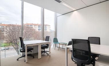 Alquiler de oficina corporativa para 4 personas en Bogota, Spaces Colina Campestre.