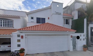 Casa en Remate, cerca de Playa Camarón Sábalo, Zona Hotelera de Alta Plusvalía, Col. Sabalo Country, Mazatlán, Sinaloa