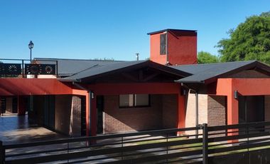 VENTA DOS CASAS CON PISCINA AMPIO PARQUE VISTA A SIERRAS CALAMUCHITA