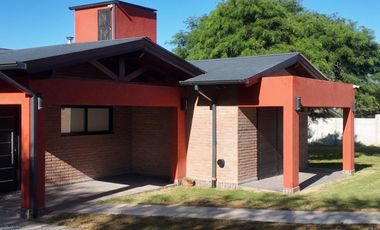 VENTA DOS CASAS CON PISCINA AMPIO PARQUE VISTA A SIERRAS CALAMUCHITA