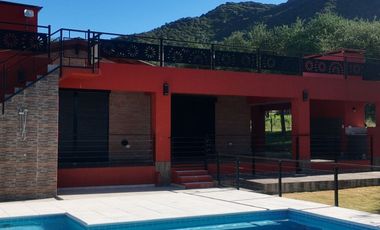 VENTA DOS CASAS CON PISCINA AMPIO PARQUE VISTA A SIERRAS CALAMUCHITA