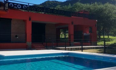 VENTA DOS CASAS CON PISCINA AMPIO PARQUE VISTA A SIERRAS CALAMUCHITA