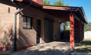 VENTA DOS CASAS CON PISCINA AMPIO PARQUE VISTA A SIERRAS CALAMUCHITA