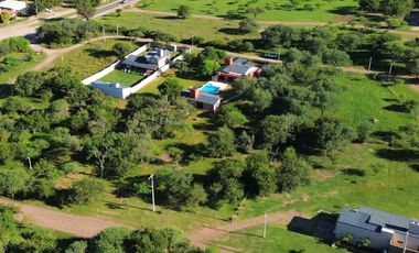 VENTA DOS CASAS CON PISCINA AMPIO PARQUE VISTA A SIERRAS CALAMUCHITA