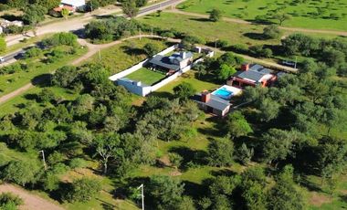 VENTA DOS CASAS CON PISCINA AMPIO PARQUE VISTA A SIERRAS CALAMUCHITA