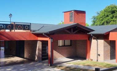 VENTA DOS CASAS CON PISCINA AMPIO PARQUE VISTA A SIERRAS CALAMUCHITA