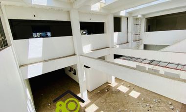 Local de 2 niveles en Venta con Excelente Ubicación sobre Avenida