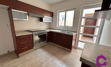 SE RENTA CASA EN DE UNA PLANTA EN MISION SAN JERONIMO QUERETARO VIG.24/7