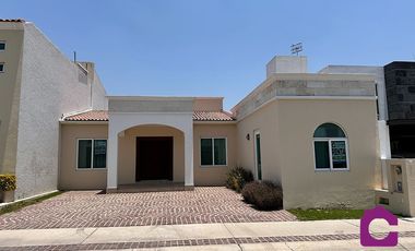 SE RENTA CASA EN DE UNA PLANTA EN MISION SAN JERONIMO QUERETARO VIG.24/7