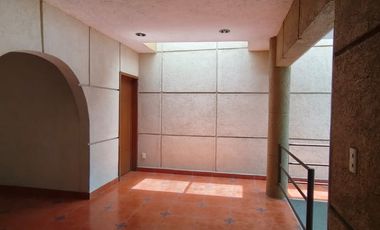 CASA EN VENTA SOBRE CALLE MUY CERCA DE PASEOS DE LA REFORMA EN COL. TRES DE MAYO $4,500,000.00
