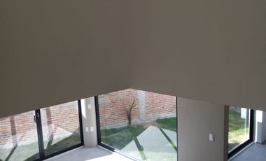 RENTA CASA AMPLIA CON JARDIN DENTRO DE FRACCIONAMIENTO VILLA TOSCANA EN SANTA URSULA ZIMATEPEC, TLAXCALA.