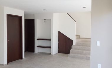 RENTA CASA AMPLIA CON JARDIN DENTRO DE FRACCIONAMIENTO VILLA TOSCANA EN SANTA URSULA ZIMATEPEC, TLAXCALA.