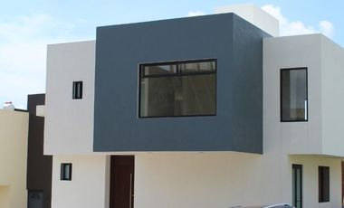 RENTA CASA AMPLIA CON JARDIN DENTRO DE FRACCIONAMIENTO VILLA TOSCANA EN SANTA URSULA ZIMATEPEC, TLAXCALA.