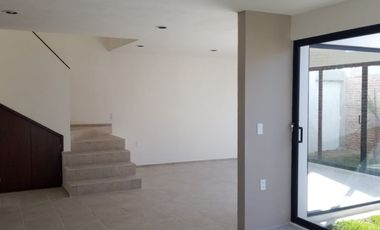 RENTA CASA AMPLIA CON JARDIN DENTRO DE FRACCIONAMIENTO VILLA TOSCANA EN SANTA URSULA ZIMATEPEC, TLAXCALA.