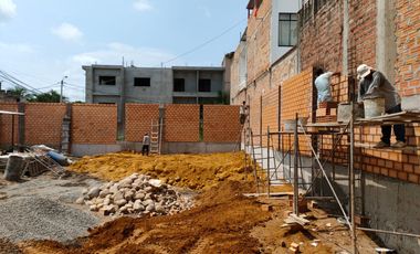 Se encuentra estratégicamente cerca de puntos clave como Fonavi, el centro comercial Plaza Vea y a solo una cuadra del colegio Innova Schools.