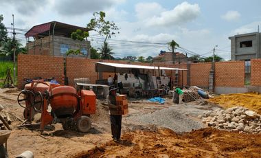 Se encuentra estratégicamente cerca de puntos clave como Fonavi, el centro comercial Plaza Vea y a solo una cuadra del colegio Innova Schools.