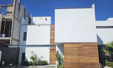 Casa en Rente Juriquilla 4 habitaciones cada una con baño, Cuarto de servicio, Roof Garden