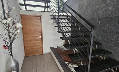 Casa en Rente Juriquilla 4 habitaciones cada una con baño, Cuarto de servicio, Roof Garden