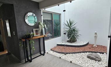 Casa en Rente Juriquilla 4 habitaciones cada una con baño, Cuarto de servicio, Roof Garden