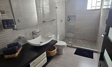 Casa en Rente Juriquilla 4 habitaciones cada una con baño, Cuarto de servicio, Roof Garden