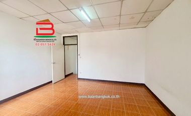 ทาวน์เฮาส์ หมู่บ้าน อยู่เจริญ 1 (คลอง 4 ลำลูกกา) เนื้อที่ 17 ตรว. ใกล้โรงเรียนบีคอนเฮาส์ แย้มสอาดรังสิต ถนนรังสิต-นครนายก ต.บึงยี่โถ อ.ธัญบุรี จ.ปทุมธ