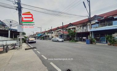 ทาวน์เฮาส์ หมู่บ้าน อยู่เจริญ 1 (คลอง 4 ลำลูกกา) เนื้อที่ 17 ตรว. ใกล้โรงเรียนบีคอนเฮาส์ แย้มสอาดรังสิต ถนนรังสิต-นครนายก ต.บึงยี่โถ อ.ธัญบุรี จ.ปทุมธ