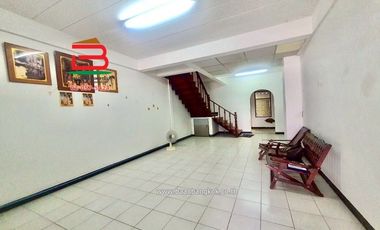 ทาวน์เฮาส์ หมู่บ้าน อยู่เจริญ 1 (คลอง 4 ลำลูกกา) เนื้อที่ 17 ตรว. ใกล้โรงเรียนบีคอนเฮาส์ แย้มสอาดรังสิต ถนนรังสิต-นครนายก ต.บึงยี่โถ อ.ธัญบุรี จ.ปทุมธ