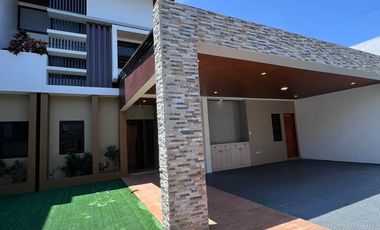 FOR SALE: HOUSE & LOT IN MERVILLE PARANAQUE CITY