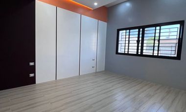 FOR SALE: HOUSE & LOT IN MERVILLE PARANAQUE CITY