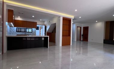 FOR SALE: HOUSE & LOT IN MERVILLE PARANAQUE CITY