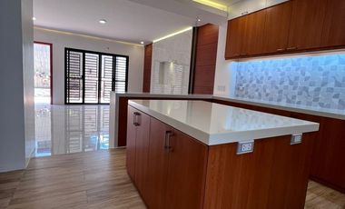 FOR SALE: HOUSE & LOT IN MERVILLE PARANAQUE CITY