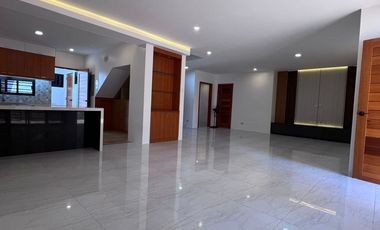 FOR SALE: HOUSE & LOT IN MERVILLE PARANAQUE CITY