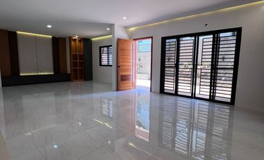 FOR SALE: HOUSE & LOT IN MERVILLE PARANAQUE CITY
