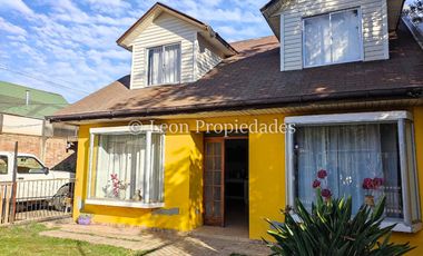 Leon Propiedades vende hermosa casa en Curacaví centro.