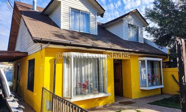 Leon Propiedades vende hermosa casa en Curacaví centro.