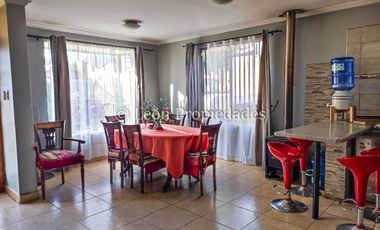 Leon Propiedades vende hermosa casa en Curacaví centro.