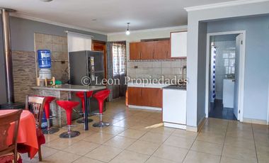 Leon Propiedades vende hermosa casa en Curacaví centro.