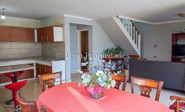 Leon Propiedades vende hermosa casa en Curacaví centro.