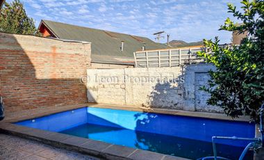 Leon Propiedades vende hermosa casa en Curacaví centro.