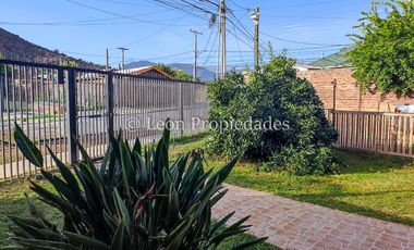 Leon Propiedades vende hermosa casa en Curacaví centro.