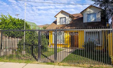 Leon Propiedades vende hermosa casa en Curacaví centro.