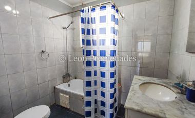 Leon Propiedades vende hermosa casa en Curacaví centro.