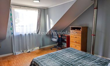 Leon Propiedades vende hermosa casa en Curacaví centro.