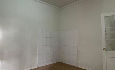 Casa esquina de uso comercial/habitacional en arriendo