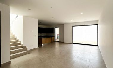 CASA EN VENTA con recámara planta baja SIERRA NOGAL
